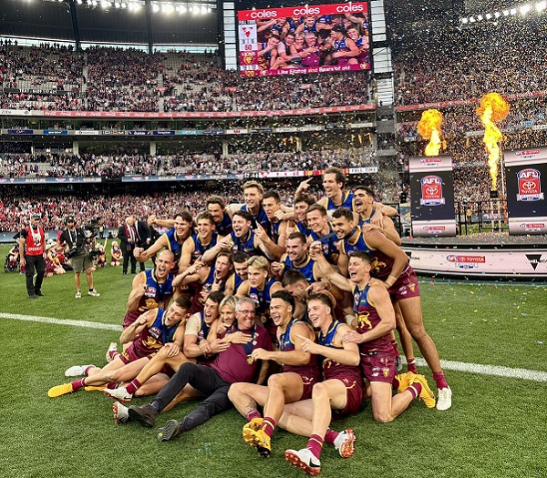 MCG welcomes crowd of more than 100,000 fans for AFL grand final