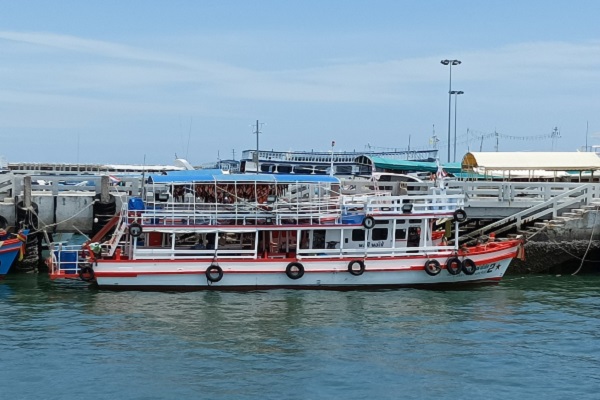 Six drown as Thai tourist ferry capsizes