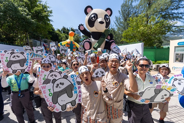 Crowds welcome new panda arrivals at Ocean Park Hong Kong